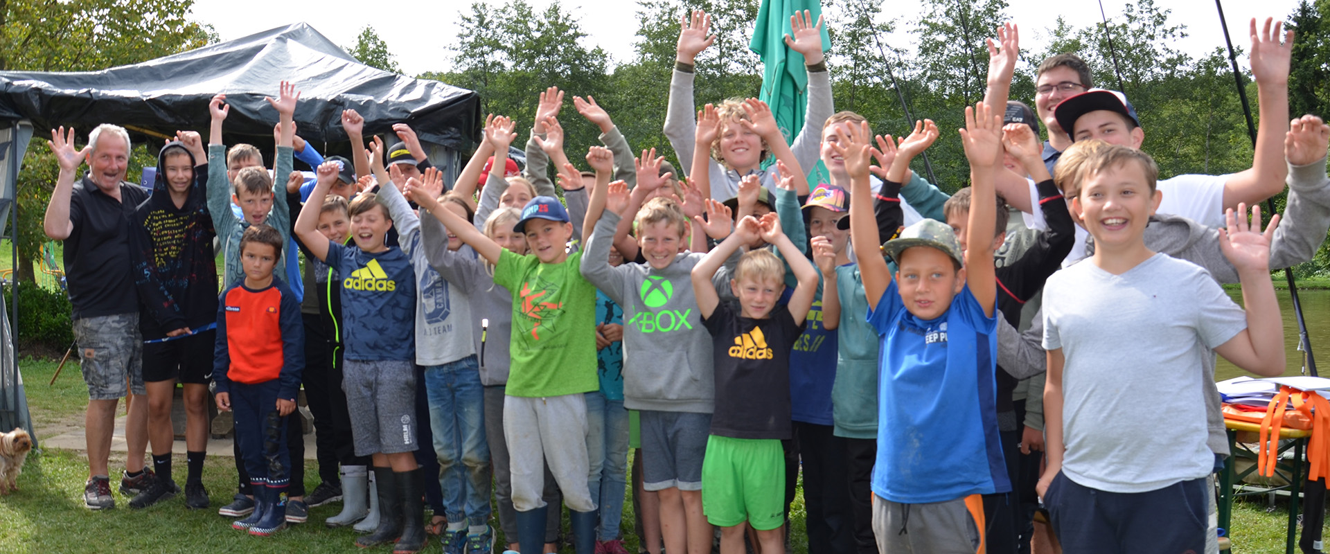 Jubelnde Teilnehmer am Abenteuer Angeln Camp 2022