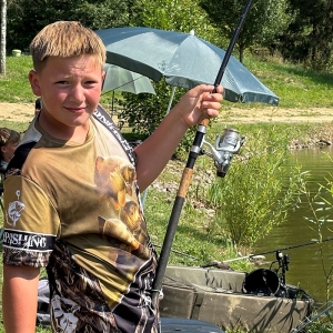 Jugendlicher beim Angeln am Herzogteich